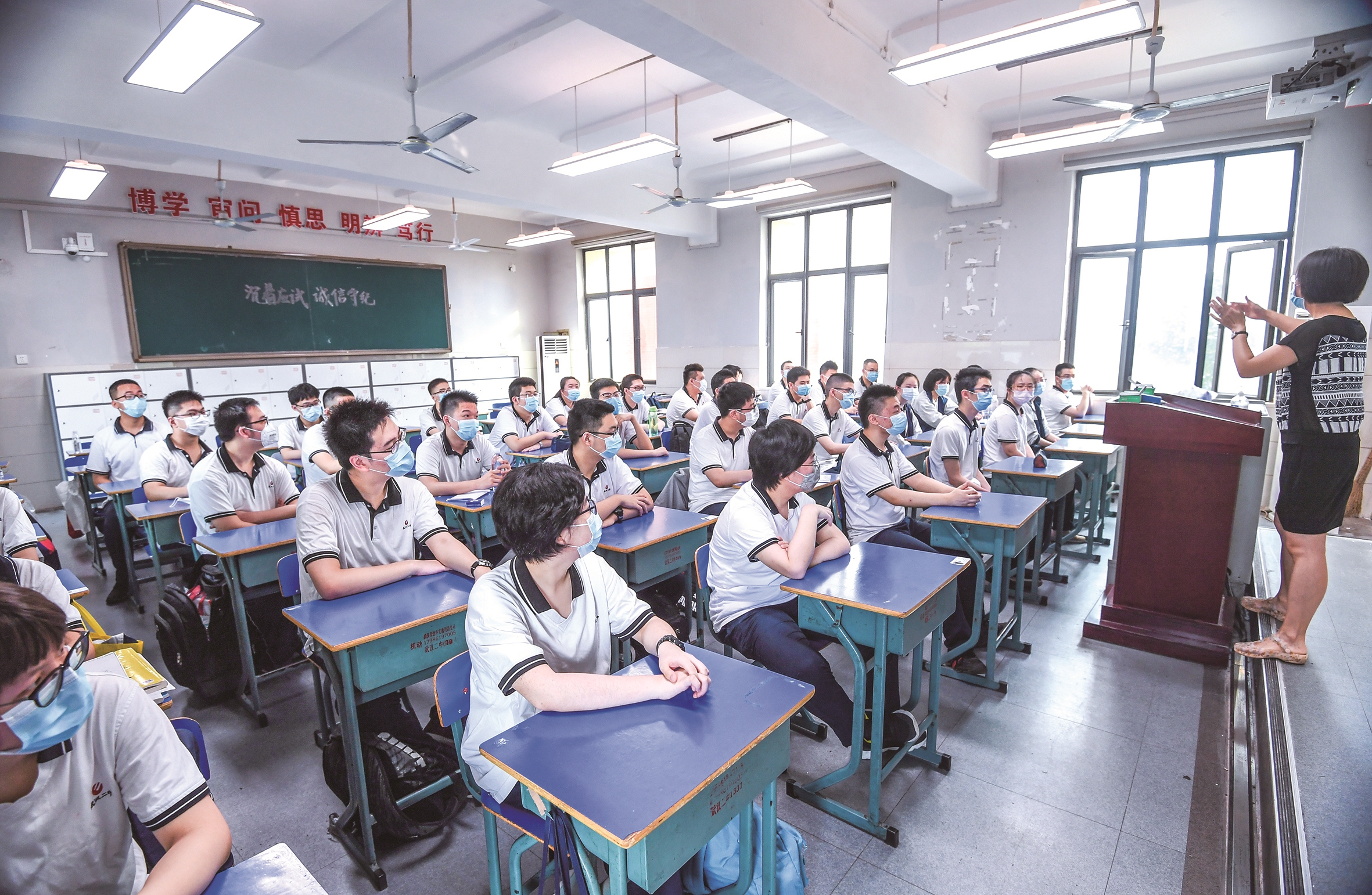 武漢高一高二學子重返校園 教育步入常態(tài)化新階段